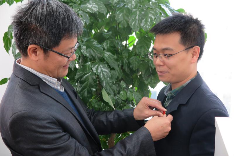 党委委员王建平为先锋党员佩戴党徽